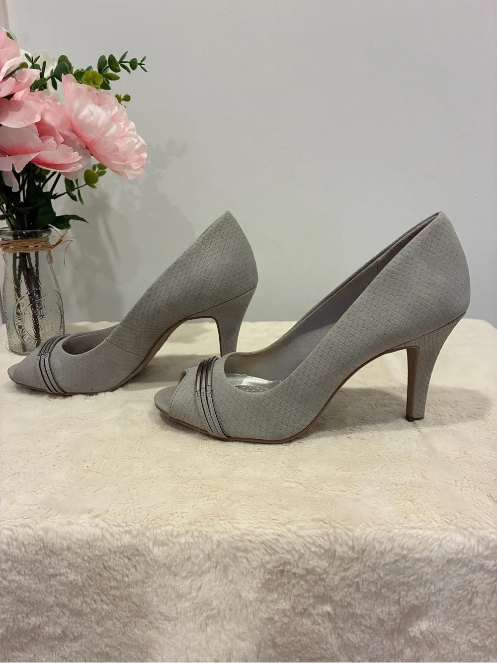 dexflex comfort Light Gray Peep-Toe Heels with Silver Accent